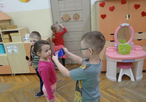 Przedszkolaki wykonują zdjęcia telefonem