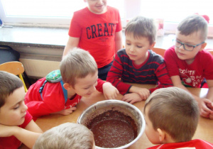 Dzieci oglądają ciasto z dodatkiem kakao