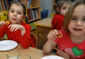 Dziewczynki z 4-5 latków jedzą racuchy