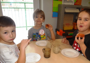 Dzieci z zerówki jedzą racuchy