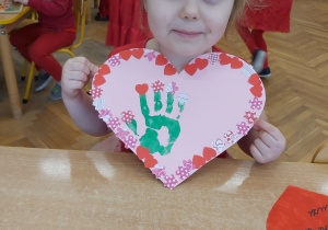 Dziewczynka prezentuje swoje kolorowe serce