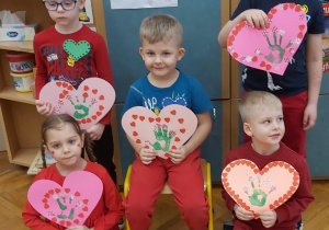 Pięcioro dzieci prezentuje swoje prace - serca