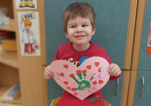 Chłopiec pokazuje swoje kolorowe serce