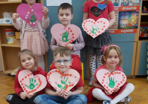 Sześcioro dzieci prezentuje swoje kolorowe serca