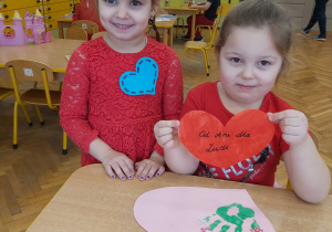 Dwie dziewczynki ze swoimi sercami