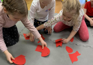 Dzieci układają puzzle z serc