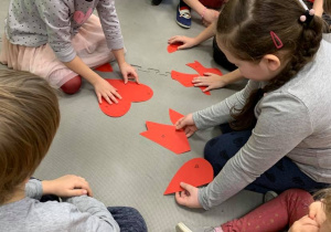 6 latki układają puzzle z serc