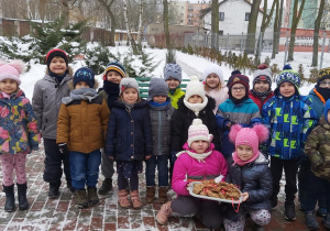 Wspólne wyjście do ogrodu, aby nakarmić ptaki