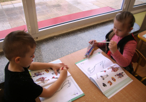 Dzieci wykonują ćwiczenia grafomotoryczne