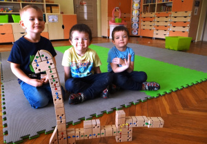 4 latki zbudowali pieska z drewnianych klocków