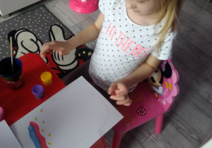 Dziewczynka koloruje pisankę