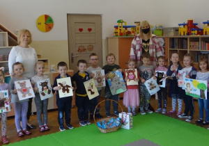 Zdjęcie uczestników konkursu z panią wicedyrektor i nauczycielką