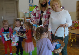 Pani wicedyrektor i nauczycielka wręczają nagrody przedszkolakom