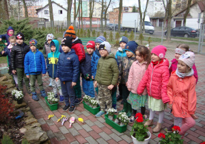 Dzieci słuchają listu od naszej planety