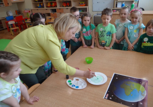 Odkrywcy poznają doświadczenie "Zanieczyszczona planeta"