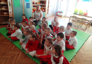 Dzieci słuchają ciekawostek o Polsce