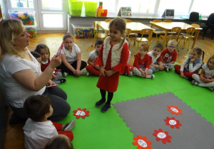 Dziecko pokazuje planszę o Polsce