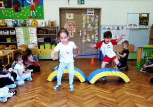 Dzieci w czasie ćwiczeń sportowych