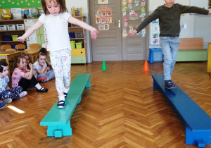 Dzieci ćwiczą równowagę