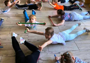 Dzieci ćwiczą rónowagę