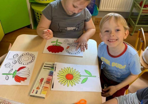 Dzieci kolorują kwiaty