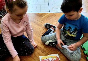 Dzieci układają puzzle - godło Polski