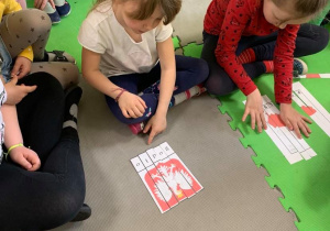 Przedszkolaki układają puzzle - symbole narodowe