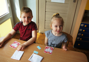 Dzieci układają z kartoników godło Polski