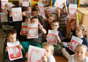 Zdjęcie dzieci z Godłem Polski