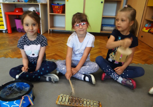 Dziewczynki grają na instrumentach