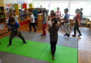 Dzieci tańczą do muzyki