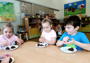 Przedszkolaki tworzą kulki z masy czekoladowej