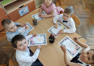 Przedszkolaki rysują portret mamy