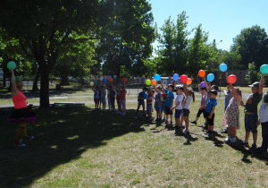 Myśliciele i kolorowe balony