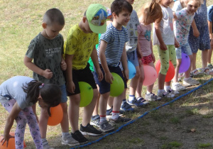 Przedszkolaki podczas zabaw zręcznościowych