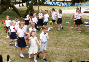 6 latki tańczą "Poloneza"