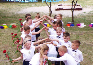 Dzieci w czasie tańca "Poloneza"