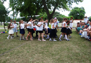 Dzieci tańczą "Poloneza"