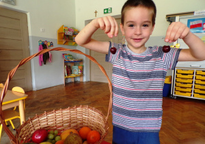 Chłopiec liczy owoce