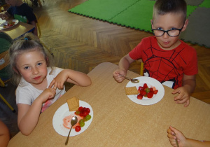 Odkrywcy zajadają pyszną sałatkę