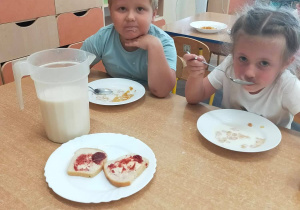 Dzieci jedzą mleczne śniadanie