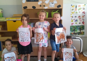 Dzieci z Myślicieli pokazują swoje prace