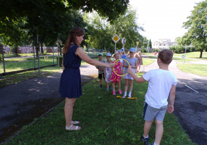 Chłopiec z nauczycielką trzymają koło