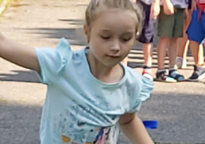 Dziewczynka biegnie do mety