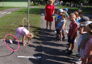 Dziewczynka przechodzi przez tunel