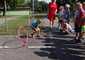 Chłopiec przechodzi przez tunel