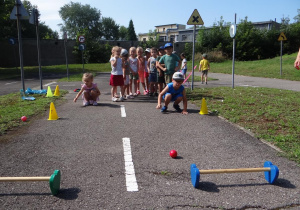 Dzieci celują do bramek