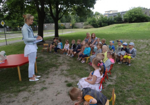 Poszukiwacze podczas pogadanki o bezpiecznych wakacjach