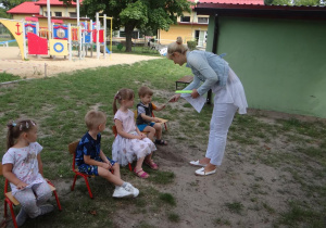 Maluszki otrzymują odblaskowe opaski