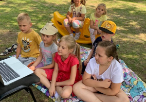 Dzieci oglądają bajkę "Pszczółka Maja"
